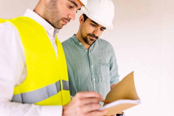 Quelles étapes suivre pour devenir maître d'œuvre et superviser la construction d'un bâtiment ?